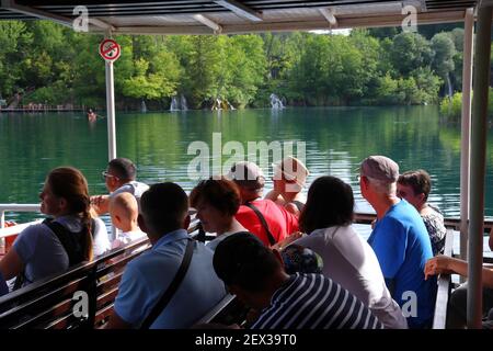 PLITVICE, KROATIEN - 15. JUNI 2019: Die Teilnehmer nehmen an einer Bootstour durch den Nationalpark Plitvicer Seen (Plitvicka Jezera) in Kroatien Teil. Plitvice ist die am meisten p Stockfoto