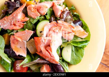 Gegrillter Sockeye-Lachs auf einem frischen Rübensalat Stockfoto