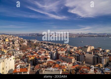 Istanbul, Türkei - 2. Februar 2021 - wunderschöne Panorama-Luftaufnahme der Skylines der asiatischen und europäischen Seiten Istanbuls mit dem Bosporus S Stockfoto