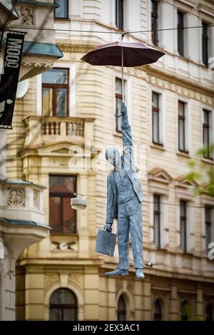 Prag, Tschechische Republik 14. April 2018. Skulptur eines gehängten Mannes mit Regenschirm, mit dem Titel kleine Ungewissheit von Michal Trpak in Prag Tschechien Stockfoto