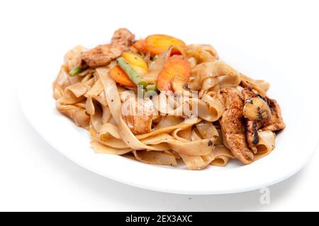 Pad See ew mit Huhn, eine traditionelle thailändische Mahlzeit Stockfoto