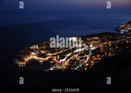 Stadtlichter von Dubrovnik. Nachtansicht von Dubrovnik, Kroatien. Stockfoto