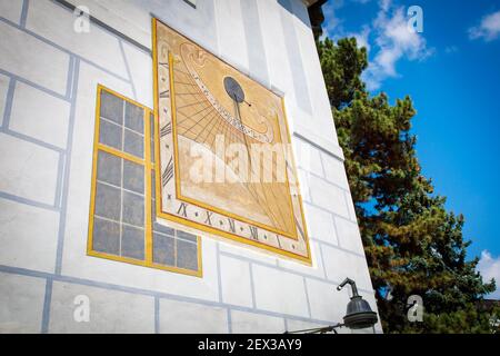 Sonnenuhr an der Wand des Gebäudes der historischen Stadt Krumlov in der Tschechischen Republik auf einem sonnigen Sommertag Stockfoto