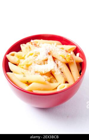 Vegetarische Tomatenpasta mit Käse fertig zum Essen Stockfoto