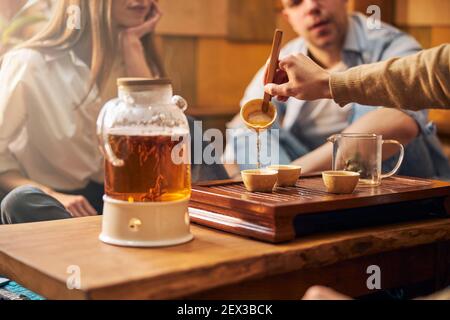 Junger Mann, der Teezeremonie im Café durchführt Stockfoto