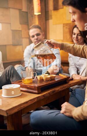 Hübscher Mann, der traditionelle Teezeremonie im Café durchführt Stockfoto