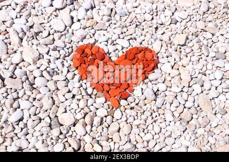 Rotes Herz aus Beach Pebbles. Valentinstag Symbol. Stockfoto