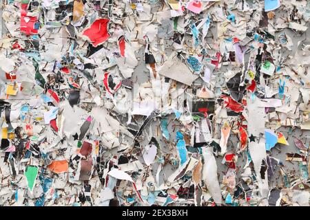 Urbane Textur. Hintergrund der bunt zerrissenen Plakate für Papierwerbung. Stockfoto