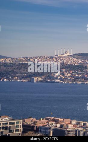 Istanbul, Türkei - 2. Februar 2021 - Panorama-Sonnenuntergangsansicht der Fähren auf der Bosporus-Meerenge mit dem Gebiet von Uskedar auf der asiatischen Seite Stockfoto