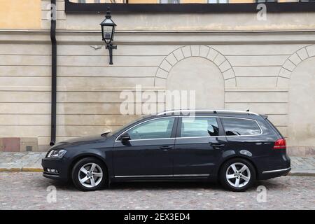 STOCKHOLM, Schweden - 23 AUGUST 2018: Schwarz Volkswagen Passat Kombi in Stockholm, Schweden geparkt. Es gibt 4,8 Millionen Pkw auf Stockfoto