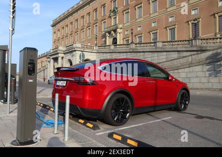 STOCKHOLM, SCHWEDEN - 23. AUGUST 2018: Tesla Model X-Elektroautoladung in Stockholm, Schweden. In SW gibt es 520 zugelassene Fahrzeuge pro 1000 Personen Stockfoto