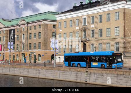 GOTHENBURG, SCHWEDEN - 26. AUGUST 2018: Museum und Stadtbus in Gothenburg, Schweden. Mit 1 Million Einwohnern ist Gothenburg die zweitgrößte Stadt in Schweden Stockfoto