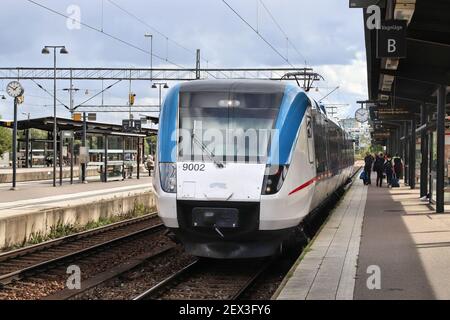 LINKOPING, SCHWEDEN - 25. AUGUST 2018: Zug am Linkoping Hauptbahnhof in Schweden. Der Bahnhof befindet sich an der Südhauptlinie. Stockfoto