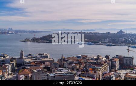 Istanbul, Türkei - 31. Januar 2021 - Panorama-Panoramablick auf Sultanahmet mit dem Topkapi-Palast und der Hagia Sophia-Moschee Stockfoto