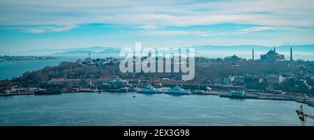 Istanbul, Türkei - 31. Januar 2021 - Panorama-Panoramablick auf Sultanahmet mit dem Topkapi-Palast und der Hagia Sophia-Moschee Stockfoto