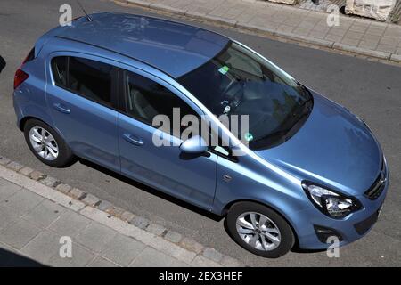 NÜRNBERG, 7. MAI 2018: Opel Corsa Kompaktwagen in Deutschland parkt. In Deutschland wurden 45.8 Millionen Autos zugelassen (Stand 2017). Stockfoto