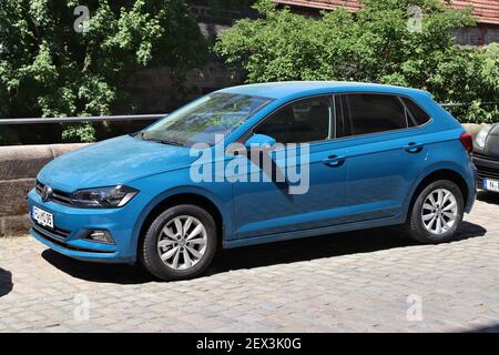 NÜRNBERG, DEUTSCHLAND - 7. MAI 2018: VW Polo Economy Kompaktwagen in Deutschland geparkt. In Deutschland wurden 45,8 Millionen Autos zugelassen (Stand 2017). Stockfoto