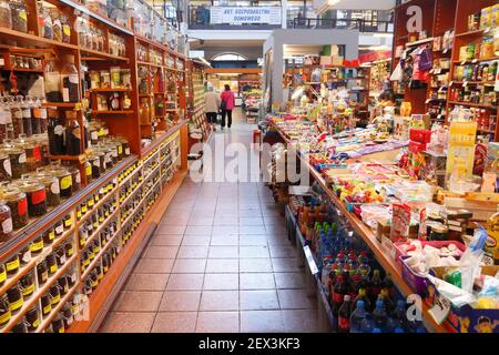 BRESLAU, POLEN - 11. MAI 2018: Auswahl von Tee und Gewürzen in der Breslauer Markthalle (Hala Targowa) in Polen. Der Indoor-Marktplatz existiert seit 1908. Stockfoto