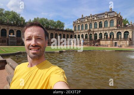 Touristen-Selfie mit Zwinger-Palast in Dresden, Deutschland. Reisende in Euro. Stockfoto