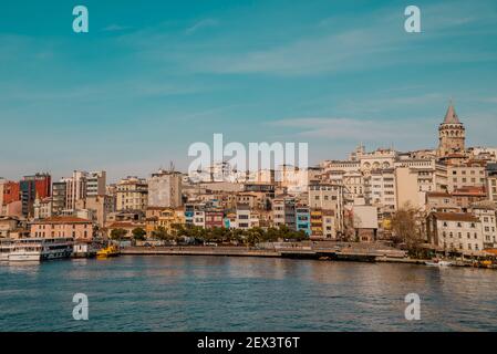 Istanbul, Türkei - 31. Januar 2021 - herrliche Panoramasicht auf die Gegend von Galata mit Galata-Turm von der Galata-Brücke aus gesehen Stockfoto