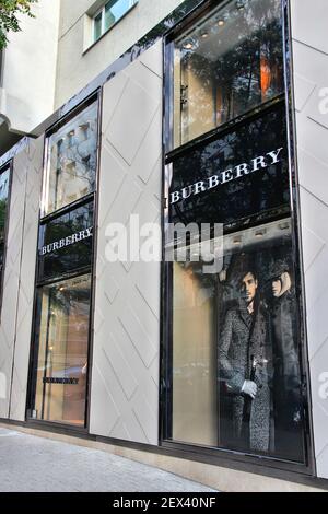 Bukarest, Rumänien - 19. AUGUST 2012: Burberry Fashion Store in Bukarest, Rumänien. Burberry besteht seit 1856 und hat 473 Filialen. Stockfoto