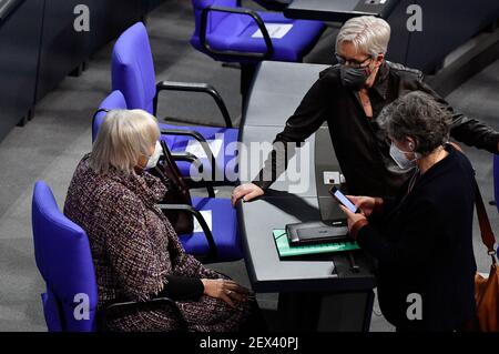 Claudia Roth, Maria Klein-Schmeink und Britta Hasselmann auf der Bundestagsversammlung 215th im Reichstagsgebäude. Berlin, 04.03.2021 weltweit im Einsatz Stockfoto