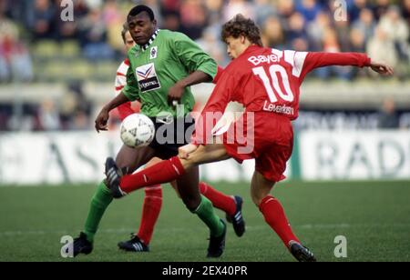 Schalke, Deutschland. 04th Mär, 2021. firo 05.03.1994 Fußball, Fußball, 1st Bundesliga, Saison 1993/1994 Archivfoto, 93/94 Archivbilder, Fotosession Bayer 04 Leverkusen - Borussia Monchengladbach, Gladbach 0: 1 Duelle, Bachirou Salou, Versus, Pavel Hapal Quelle: dpa/Alamy Live News Stockfoto