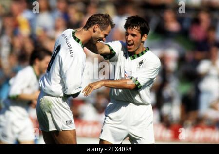 Schalke, Deutschland. 04th Mär, 2021. firo 21.08.1993 Fußball, Fußball, 1st Bundesliga, Saison 1993/1994 Archivfoto, 93/94 Archivbilder, Borussia Monchengladbach, Gladbach - FC Nürnberg 2: 0 Holger Fach, Jubel, Jubel, nach, seinem, Ziel, bis, 2: 0, mit, und, Thomas Eichin Quelle: dpa/Alamy Live News Stockfoto