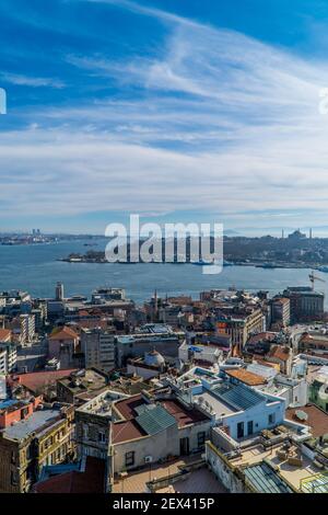 Istanbul, Türkei - 31. Januar 2021 - Panorama-Panoramablick auf Sultanahmet mit dem Topkapi-Palast und der Hagia Sophia-Moschee Stockfoto