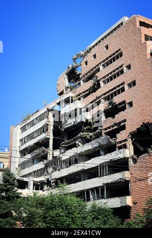 X" Belgrad, Serbien - 15. AUGUST 2012: Krieg Zerstörung in Belgrad, Serbien. Die jugoslawische Bundesministerium der Verteidigung Gebäude bombardiert wurde und 1999 beschädigt durch Stockfoto