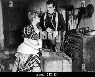 CLAIRE TREVOR und JOHN WAYNE in STAGECOACH 1939 Regisseur JOHN FORD Originalgeschichte Ernest Haycox Drehbuch Dudley Nichols Walter Wanger Produktionen / Vereinte Künstler Stockfoto