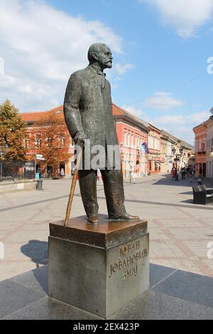 NOVI SAD, SERBIEN - 14. AUGUST 2012: Menschen gehen an der Jovan Jovanovic Zmaj Statue in Novi Sad, Serbien vorbei. Das Denkmal zeigt den berühmten Dichter Serbiens. Stockfoto