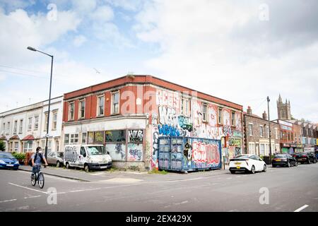 Ein mit Graffiti bedecktes Gebäude in der Gegend von St. Paul Die Stadt Bristol Stockfoto