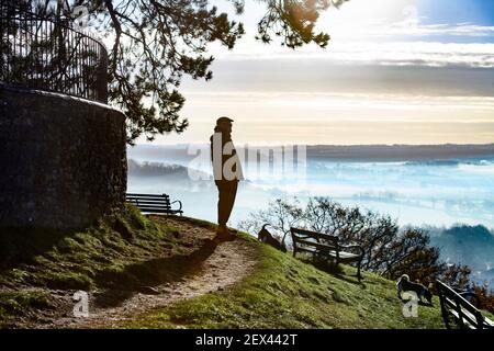 Neblige Ausblicke vom Cotswold Escarpment in der Nähe von Wotton-under-Edge in Gloucestershire VEREINIGTES KÖNIGREICH Stockfoto