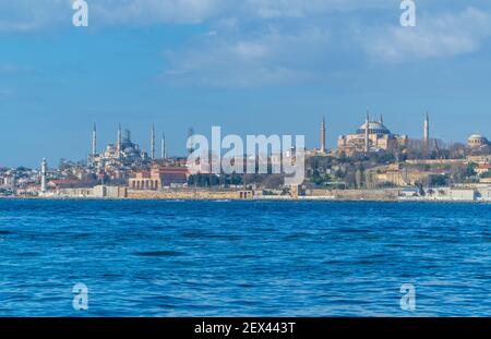 Panoramablick auf die Hagia Sophia große Moschee, Sultanahment (Blaue Moschee) Moschee und Topkapi Palast in Istabul, Türkei vom Bosporus aus gesehen Stockfoto