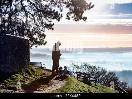 Neblige Ausblicke vom Cotswold Escarpment in der Nähe von Wotton-under-Edge in Gloucestershire VEREINIGTES KÖNIGREICH Stockfoto