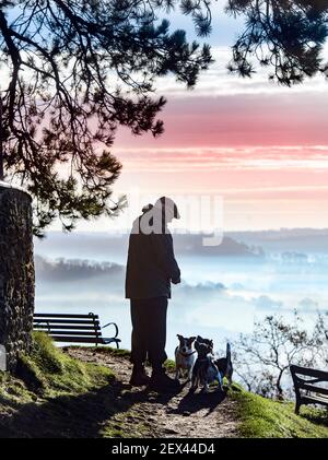 Neblige Ausblicke vom Cotswold Escarpment in der Nähe von Wotton-under-Edge in Gloucestershire VEREINIGTES KÖNIGREICH Stockfoto