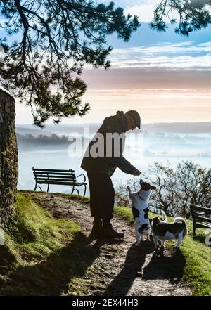 Neblige Ausblicke vom Cotswold Escarpment in der Nähe von Wotton-under-Edge in Gloucestershire VEREINIGTES KÖNIGREICH Stockfoto