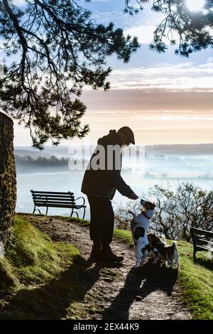 Neblige Ausblicke vom Cotswold Escarpment in der Nähe von Wotton-under-Edge in Gloucestershire VEREINIGTES KÖNIGREICH Stockfoto