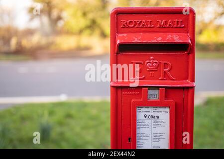 SWANSEA, WALES, UK - 25. FEBRUAR 2021: Traditionelle britische rote Royal Mail er Mailbox für Briefe in einer Straße in Wales, Vereinigtes Königreich Stockfoto