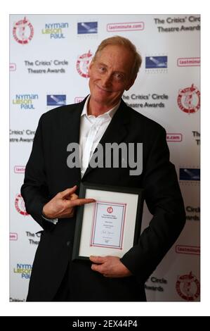 Die Gewinner des Critics Circle Award 2007 posieren nach Erhalt ihrer auszeichnungen im Prince of Wales Theatre in London ....Bester Schauspieler ...Charles Dance pic David Sandison Stockfoto