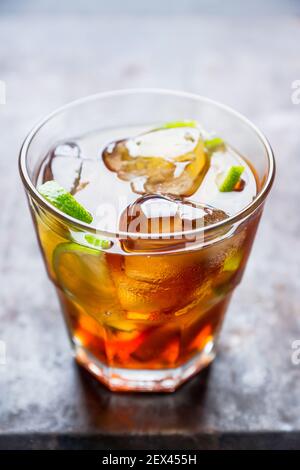 Cuba libre Cocktail mit Cola und Limette. Selektiver Fokus. Stockfoto