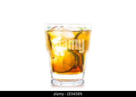 Cuba libre Cocktail mit Cola und Limette isoliert auf weißem Hintergrund. Selektiver Fokus. Stockfoto