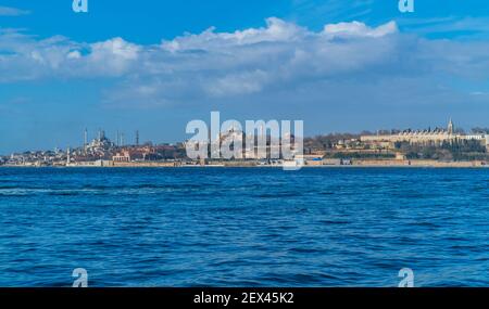 Panoramablick auf die Hagia Sophia große Moschee, Sultanahment (Blaue Moschee) Moschee und Topkapi Palast in Istabul, Türkei vom Bosporus aus gesehen Stockfoto