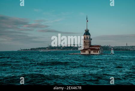 Istanbul, Türkei - 9. Februar 2021 - Panoramablick auf den Maidenturm mit Fähre, Hagia Sophia und die Blaue Moschee im Hintergrund Stockfoto