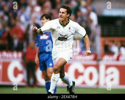 Schalke, Deutschland. 04th Mär, 2021. firo 31.08.1993 Fußball, Fußball, 1st Bundesliga, Saison 1993/1994 Archivfoto, 93/94 Archivbilder, Borussia Monchengladbach, Gladbach - FC Schalke 04 3: 2 Heiko herrlich, Jubel, Jubel, nach, seinem, Ziel, für 1: 1 Quelle: dpa/Alamy Live News Stockfoto