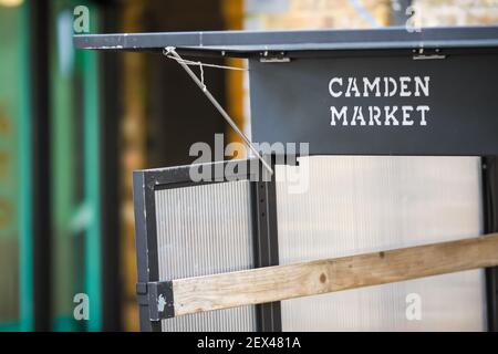 Geschlossene Verkaufsstände im Camden Market, London während der nationalen Sperre Stockfoto