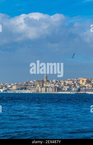 Vertikaler Blick auf die Skyline von Istanbul, Türkei mit Galata Tower und Karaköy Stockfoto