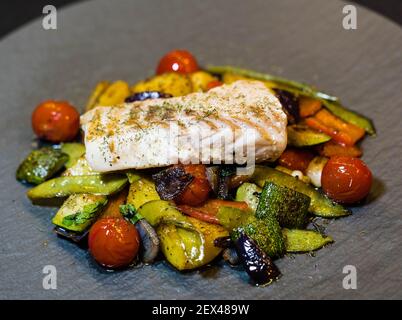 Geröstetes Kabeljaufilet auf mediterranem Gemüse Stockfoto