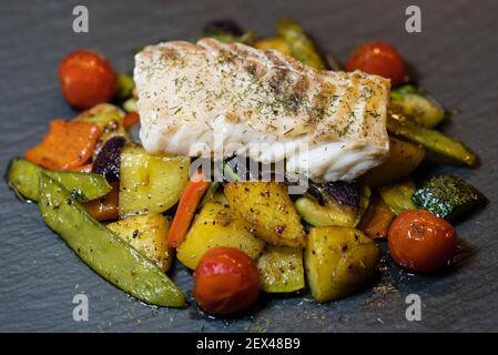 Geröstetes Kabeljaufilet auf mediterranem Gemüse Stockfoto